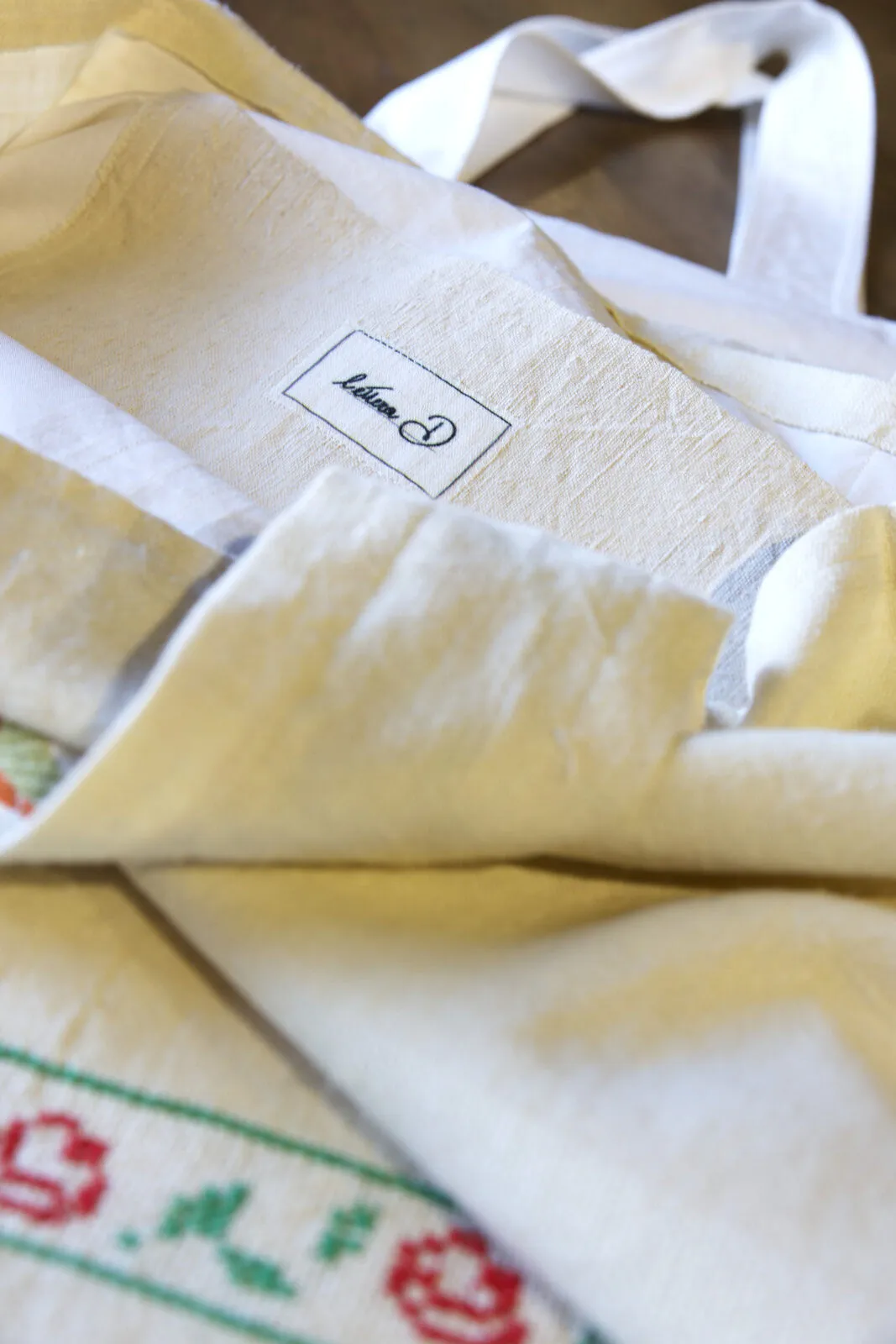 L'interno della shopper con l'etichetta cucita «Lettera D»