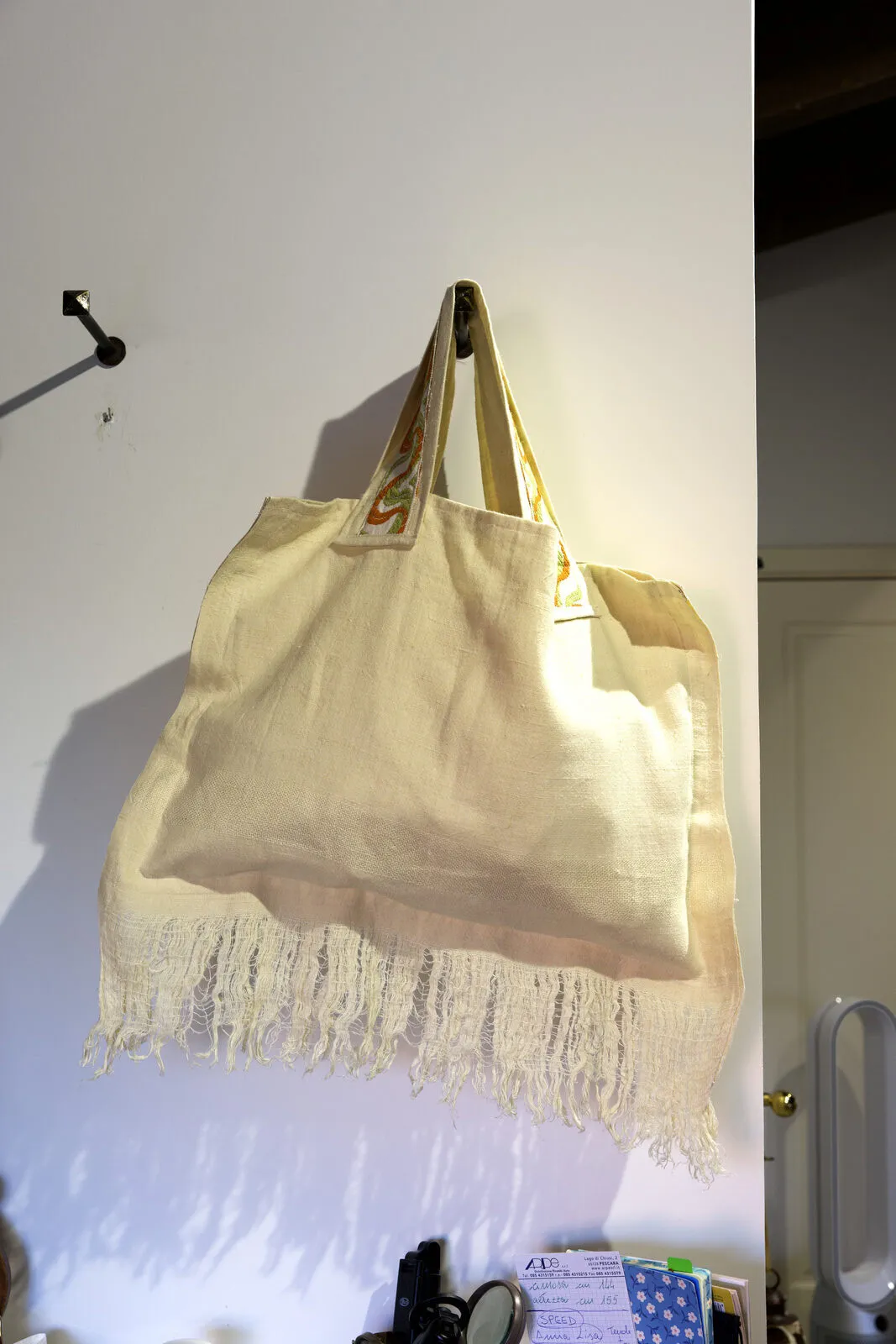 La shopper appesa a un gancio, vista di lato