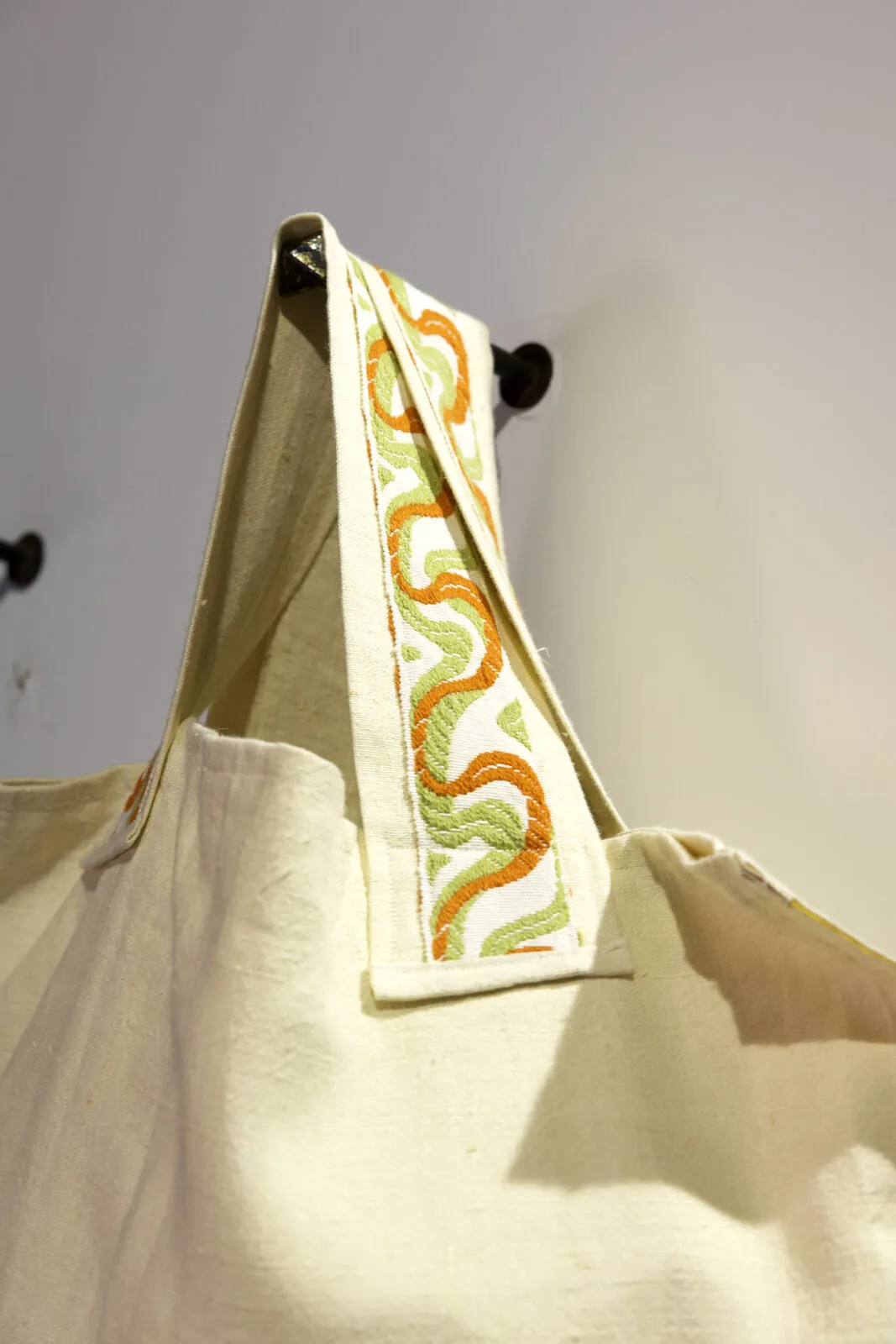 Il manico a onde visto da vicino mentre la shopper è appesa