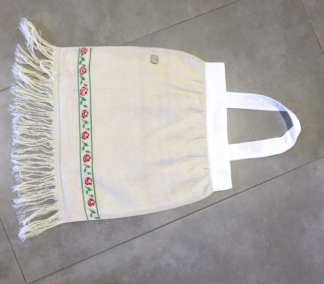 Shopper in lino con la fascia di rose a punto croce e le frange